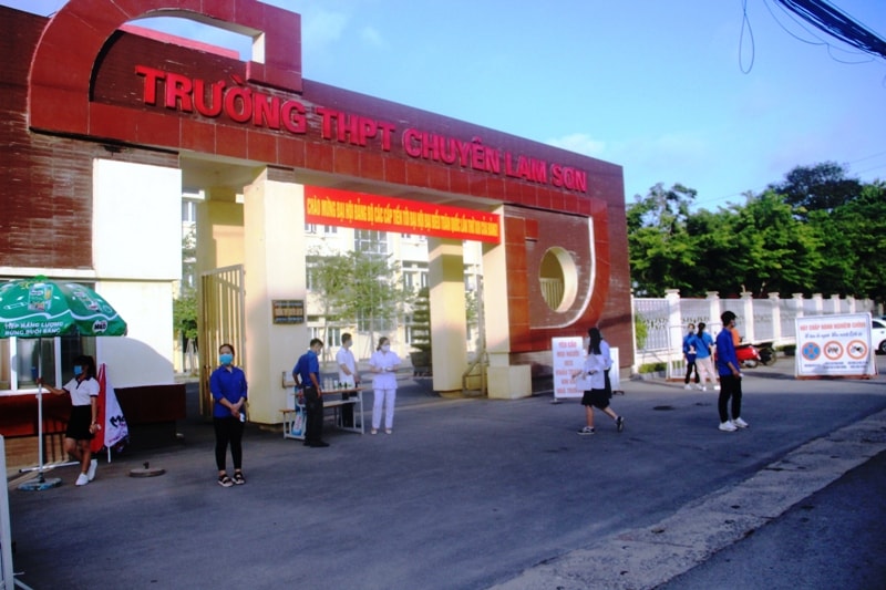 Trường THPT chuyên Lam Sơn, có 102 lượt học sinh đạt 27 điểm trở lên, trong đó có 13 điểm 10. Ảnh: internet.
