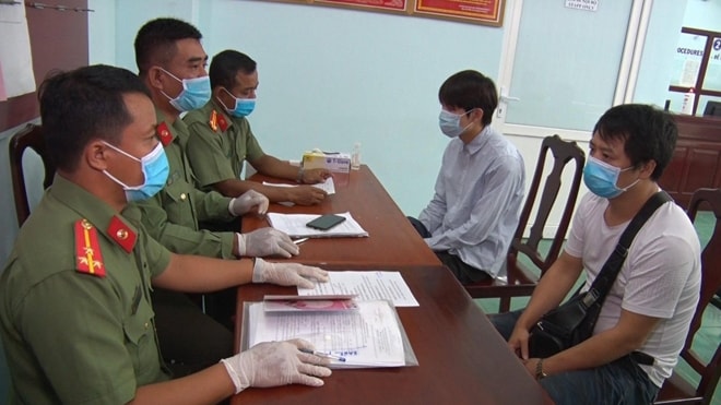 Lực lượng chức năng làm việc với 2 đối tượng người Trung Quốc - Ảnh: Tiến Dũng
