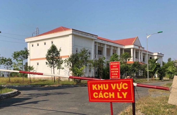 Nam thanh niên dương tính với SARS-CoV-2 được rời khu cách ly về nhà. Ảnh: TL.