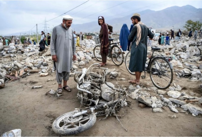 Người dân Afghanistan tập trung giữa đống đổ nát sau trận lũ quét ảnh hưởng đến khu vực Sayrah-e-Hopiyan ở Charikar, tỉnh Parwan - Ảnh: AFP