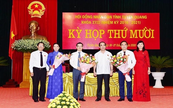 Ông Chẩu Văn Lâm, Bí thư tỉnh ủy Tuyên Quang (thứ 4 trái sang) tặng hoa chúc mừng tân Chủ tịch và 2 Phó Chủ tịch UBND tỉnh Tuyên Quang