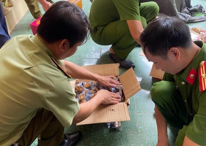 Lực lượng chức năng tỉnh Nghệ An khám số hàng không rõ xuất xứ