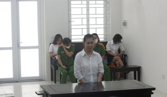 Bị cáo Trương Thị Thanh Thùy lãnh 15 tù giam khi thuê người làm giả 7 sổ đỏ để lừa đảo chiếm đoạt tài sản.