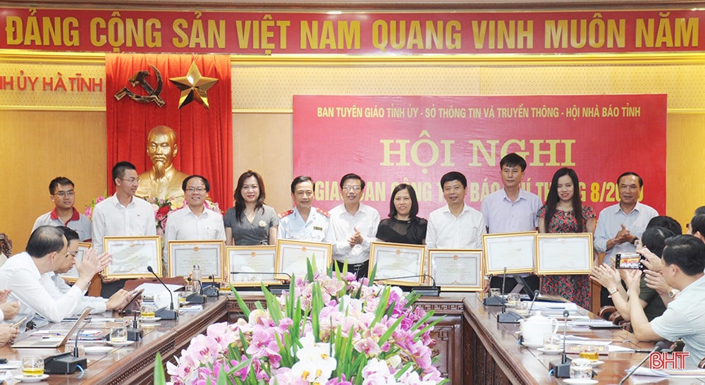 UBND tỉnh cho 5 tập thể, 5 cá nhân có thành tích xuất sắc trong công tác tuyên truyền phòng chống Covid-19. Ảnh: Báo Hà Tĩnh