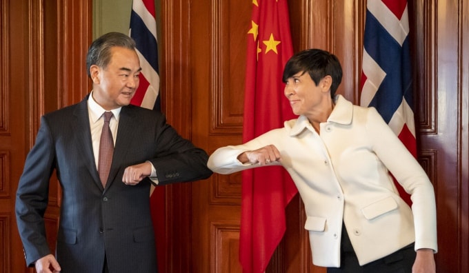 Bộ trưởng Ngoại giao Na Uy Ine Eriksen Søreide (ở bên phải) chào mừng Bộ trưởng Ngoại giao Trung Quốc Vương Nghị hôm thứ Năm. Ảnh: EPA-EFE