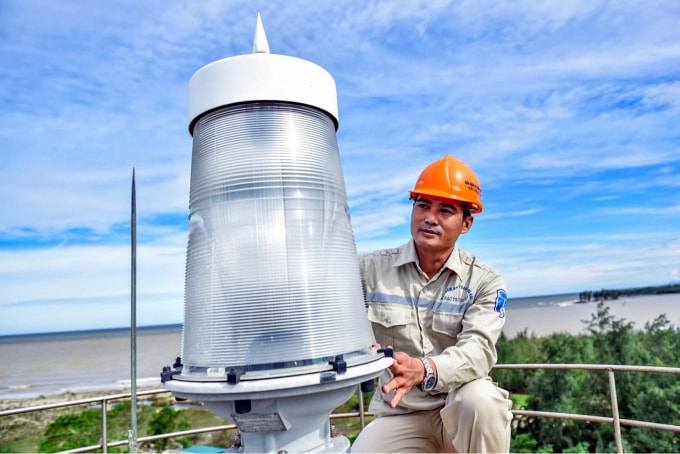 Trạm trưởng Trần Văn Nhân, 42 tuổi, từng có 16 năm đi dọc miền Trung gác đèn biển.