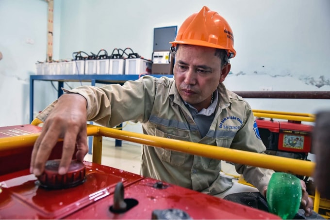 Anh Nguyễn Đăng Hương hài hước ví von về người gác đèn biển, còn đèn nhà mình nhờ hàng xóm… thắp sáng.
