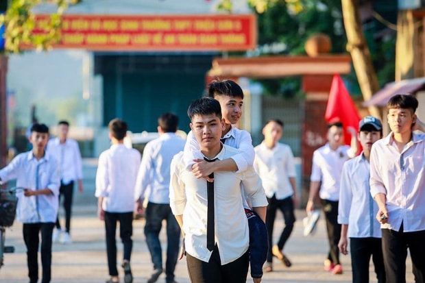 Hình ảnh Văn Hiếu cõng cậu bạn thân Tất Minh đến điểm thi