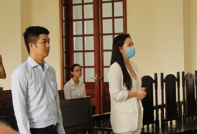 Nhật Kim Anh và chồng cũ nghe tòa tuyên án ngày 28-8. Ảnh: NHẪN NAM