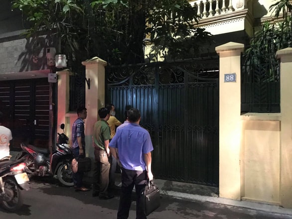 Cơ quan An ninh điều tra đến khám xét nơi ở của ông Nguyễn Đức Chung. Ảnh: internet.