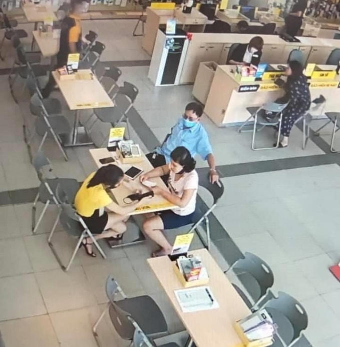 Bé gái 14 tuổi cùng người đàn ông lạ mặt trong cửa hàng điện thoại. Ảnh: TL.
