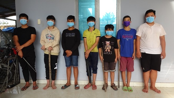 Nhóm thanh thiếu niên liên quan trong vụ án được tại ngoại để điều tra. Ảnh: Ngọc Hà.
