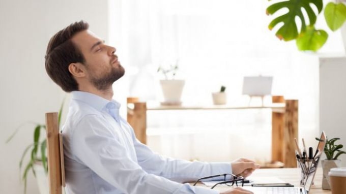 Hít thở sâu bằng bụng có thể giúp giảm lo âu và tăng cường trao đổi chất. Ảnh: TL.