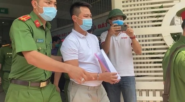 Ông Tùng (giữa) bị bắt giữ trưa 27/8. Ảnh: TL