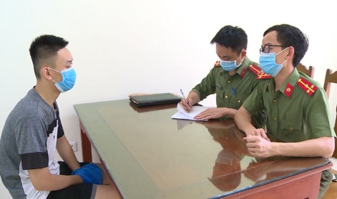 Phòng An ninh điều tra Công an tỉnh di lý đối tượng Trịnh Việt Hoàng về Công an Thanh Hóa. Ảnh: CA Thanh Hóa