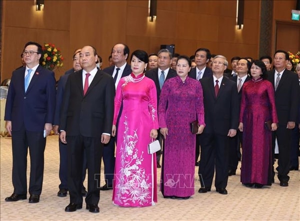 Thủ tướng Nguyễn Xuân Phúc và Phu nhân, Chủ tịch Quốc hội Nguyễn Thị Kim Ngân cùng các đồng chí lãnh đạo Đảng, Nhà nước thực hiện nghi thức chào cờ. Ảnh: TTXVN