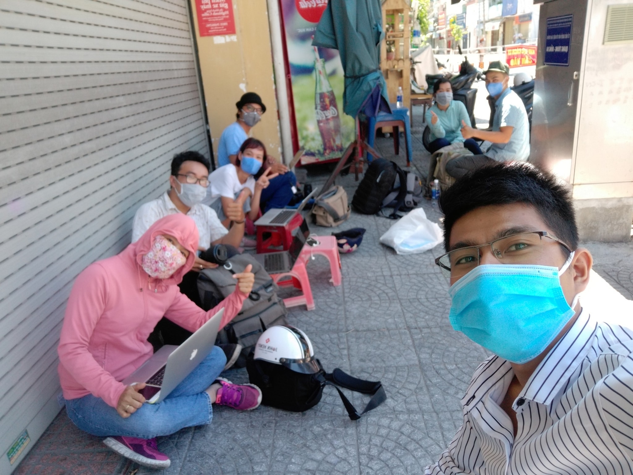 Tạm rời xa gia đình người thân, nhà báo phóng viên vẫn giữ tinh thần lạc quan để mỗi ngày qua đi là một ngày được sống cống hiến với nghề.