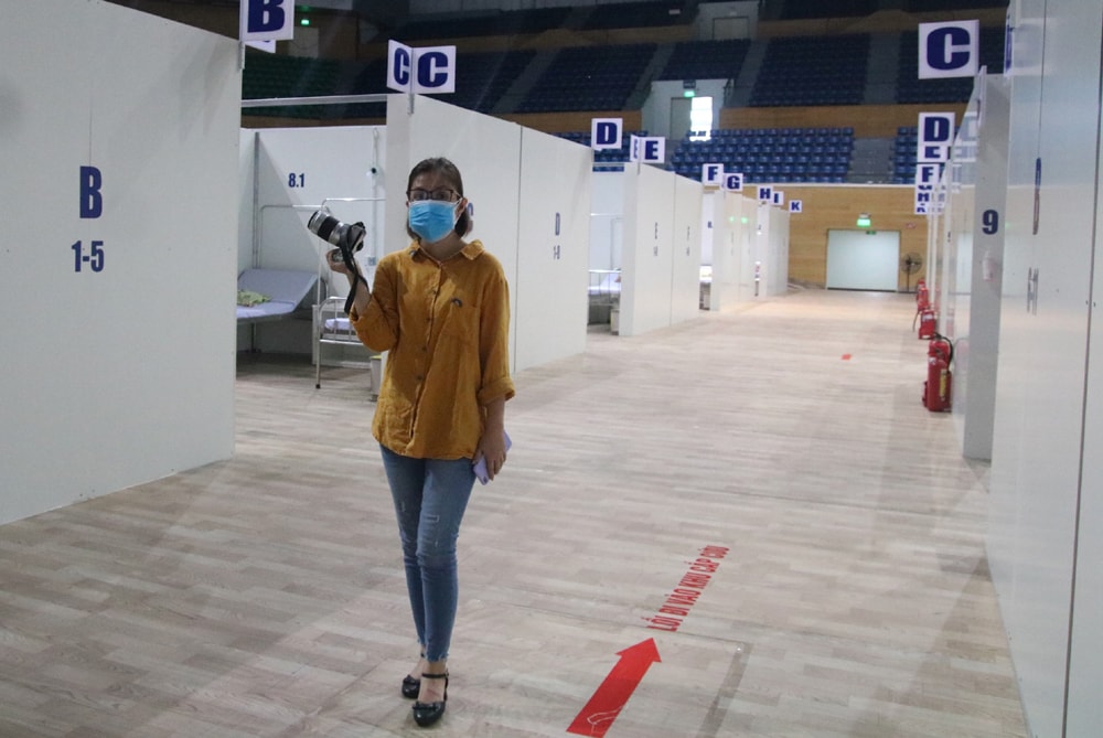 Tác nghiệp chống dịch Covid-19, phóng viên cẩn trọng để giữ an toàn. Ảnh Khánh Hiền