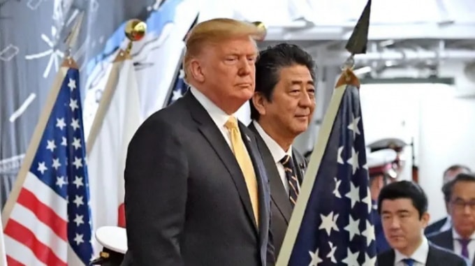 Thủ tướng Nhật Bản Shinzo Abe thăm tàu sân bay USS Ronald Reagan tại cảng Yokosuka, Nhật Bản vào tháng 10/2015. Ảnh: Nikkei
