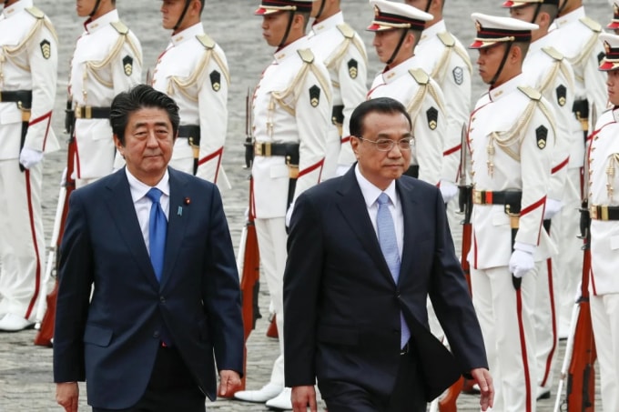Thủ tướng Nhật Bản Shinzo Abe và Thủ tướng Trung Quốc Lý Khắc Cường tại Tokyo năm 2018. Ảnh: EPA-EFE