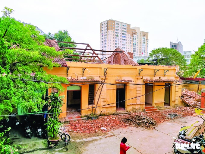 Tòa nhà 1 tầng thuộc trạm phát sóng Bạch Mai đã bị đập bỏ một gian.