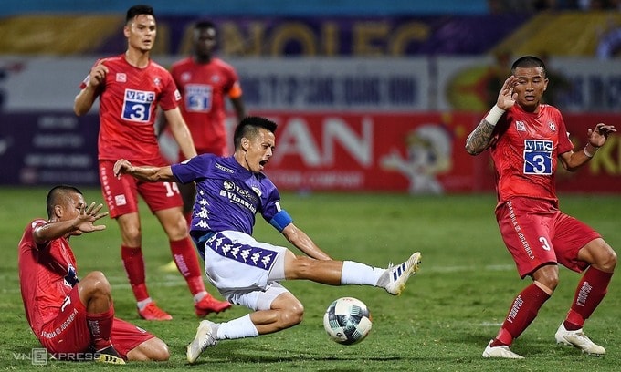Vì dịch bệnh COVID-19, giải đấu V-League 2020 đã phải hoãn tới ba lần. Ảnh: internet.