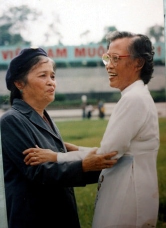 Bà Lê Thi (trái) và bà Đàm Thị Loan năm 1987