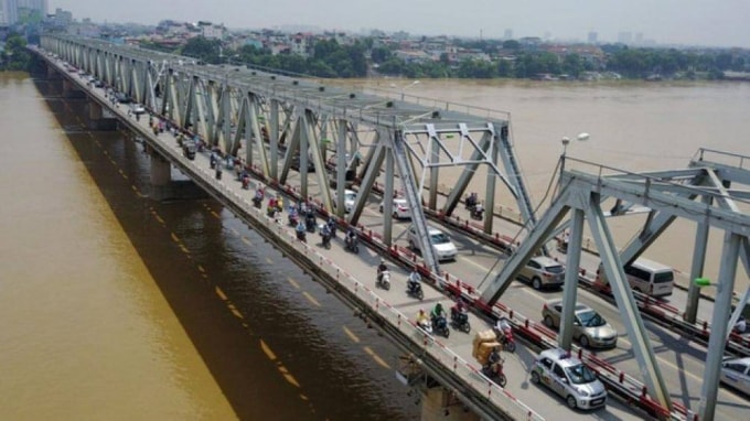 Sở GTVT Hà Nội sẽ thí điểm cấm xe hợp đồng trên 16 chỗ lưu thông qua cầu Chương Dương trong 1 tháng. Ảnh: TL