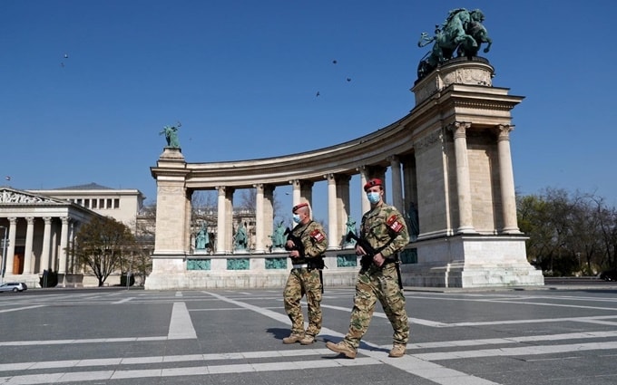 Cảnh sát tuần tra tại Budapest, ngày 6/4. Ảnh: Reuters.