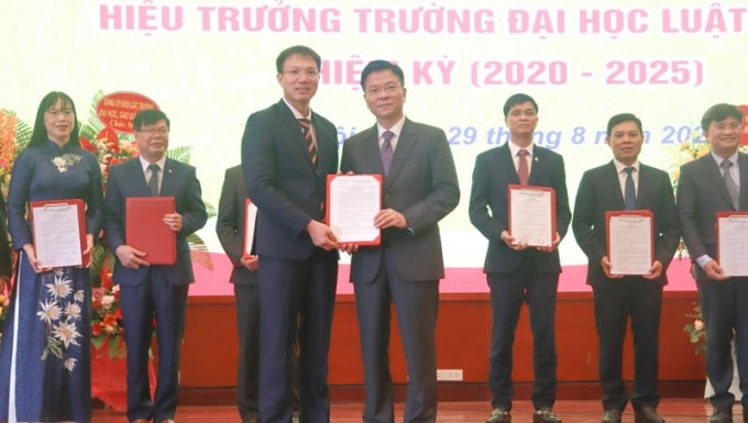 Bộ trưởng Lê Thành Long trao quyết định công nhận Hiệu trưởng Đại học Luật Hà Nội cho TS Đoàn Trung Kiên. Ảnh: TL