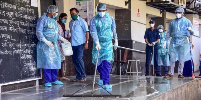 Nhân viên khử trùng Bệnh viện NMMC chuẩn bị đưa vào điều trị bệnh nhân COVID-19 ở Mumbai, Ấn Độ. Ảnh: PTI.