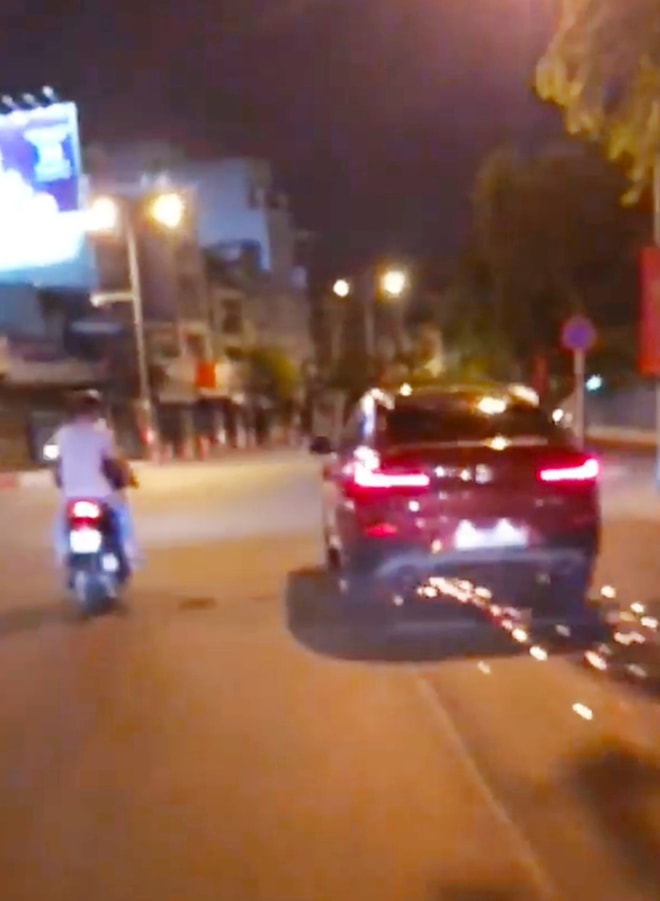 Bà L điều khiển BMW rời khỏi hiện trường sau tai nạn bị nhiều người dân truy đuổi. Ảnh: TL.