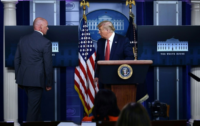 Tổng thống Trump được thông báo về vụ nổ súng khi đang họp báo ngày 10/8 (theo giờ địa phương). Ảnh: CNN.