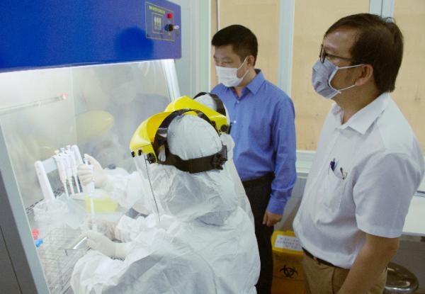 Đại diện BSR kiểm tra hệ thống máy Real time-PCR.