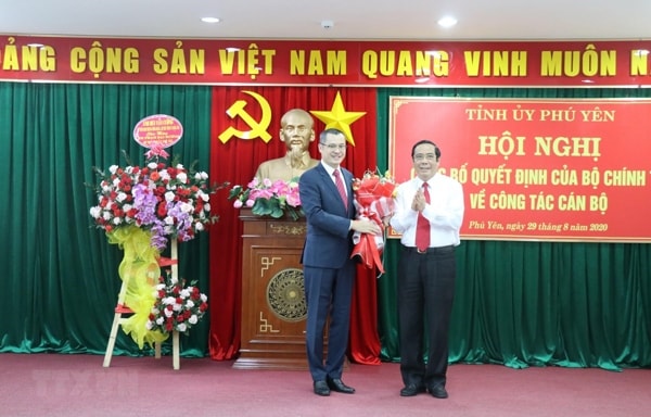 Phó Trưởng ban Thường trực Ban Tổ chức Trung ương Nguyễn Thanh Bình tặng hoa chúc mừng ông Phạm Đại Dương, Bí thư Tỉnh ủy Phú Yên. Ảnh: TTXVN