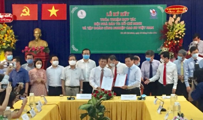 Chủ tịch Hội Nhà báo TP.HCM và TGĐ Tập đoàn Công nghiệp Cao su Việt Nam ký kết thỏa thuận hợp tác.