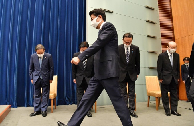 Abe bước lên bục tuyên bố ý định từ chức, vào thứ Sáu tại Tokyo. Ảnh: KYODO