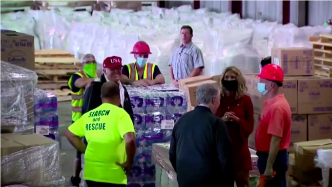 Trump thăm các khu vực của Louisiana, Texas bị ảnh hưởng bởi cơn bão Laura. Ảnh cắt từ clip của Reuters.