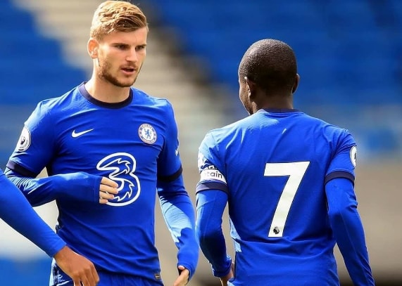 Tiền đạo Timo Werner ăn mừng bàn thắng đầu tiên cho Chelsea với Kante. Ảnh: internet.