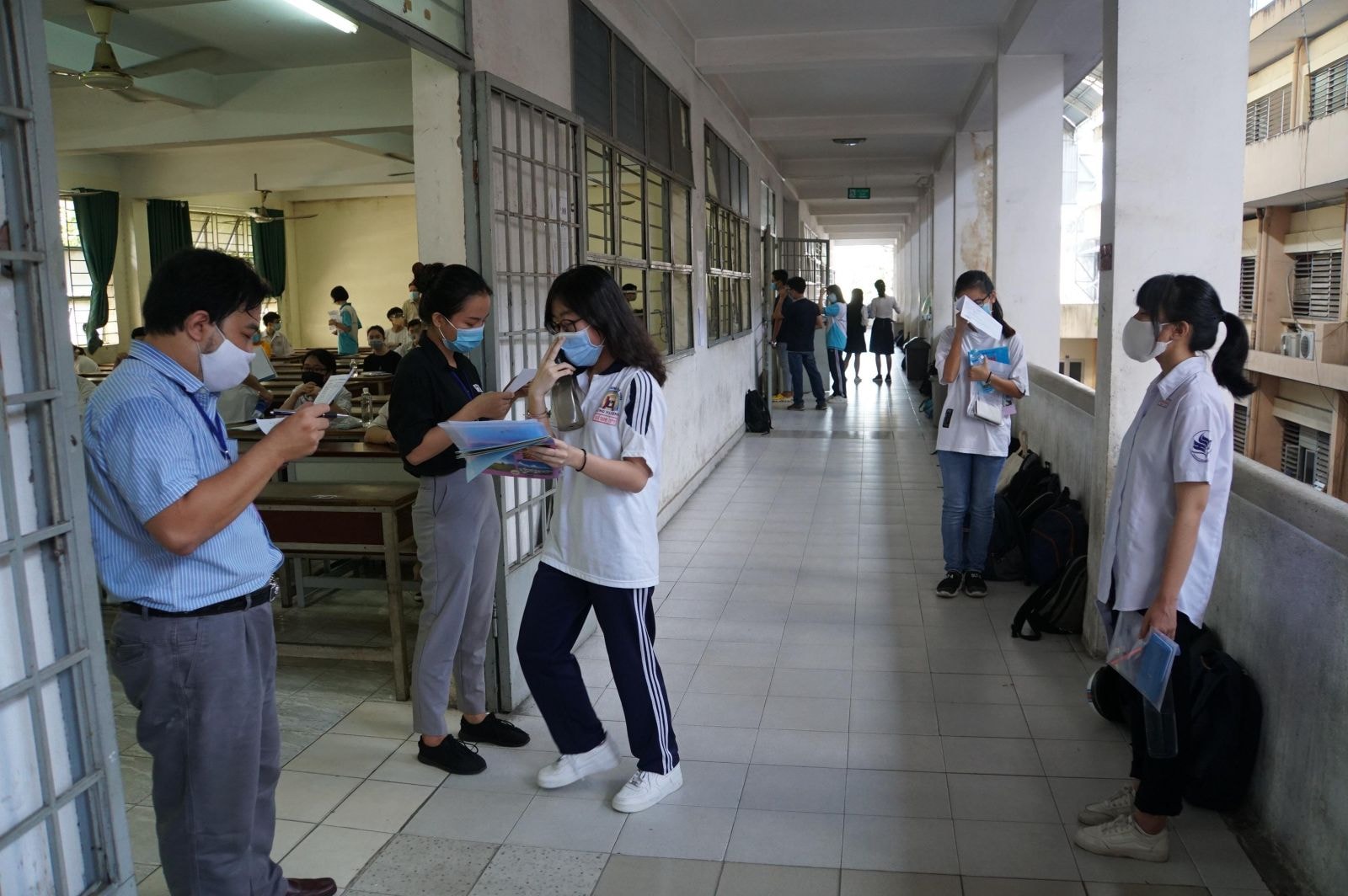 Các thí sinh được gọi vào phòng thi. Ảnh: internet.
