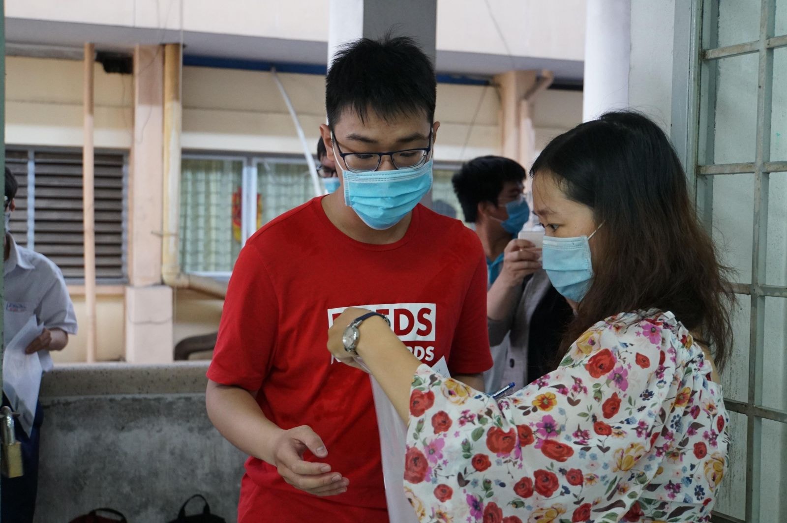 Các thí sinh được kiểm tra thông tin thí sinh trước khi vào phòng thi. Ảnh: internet.