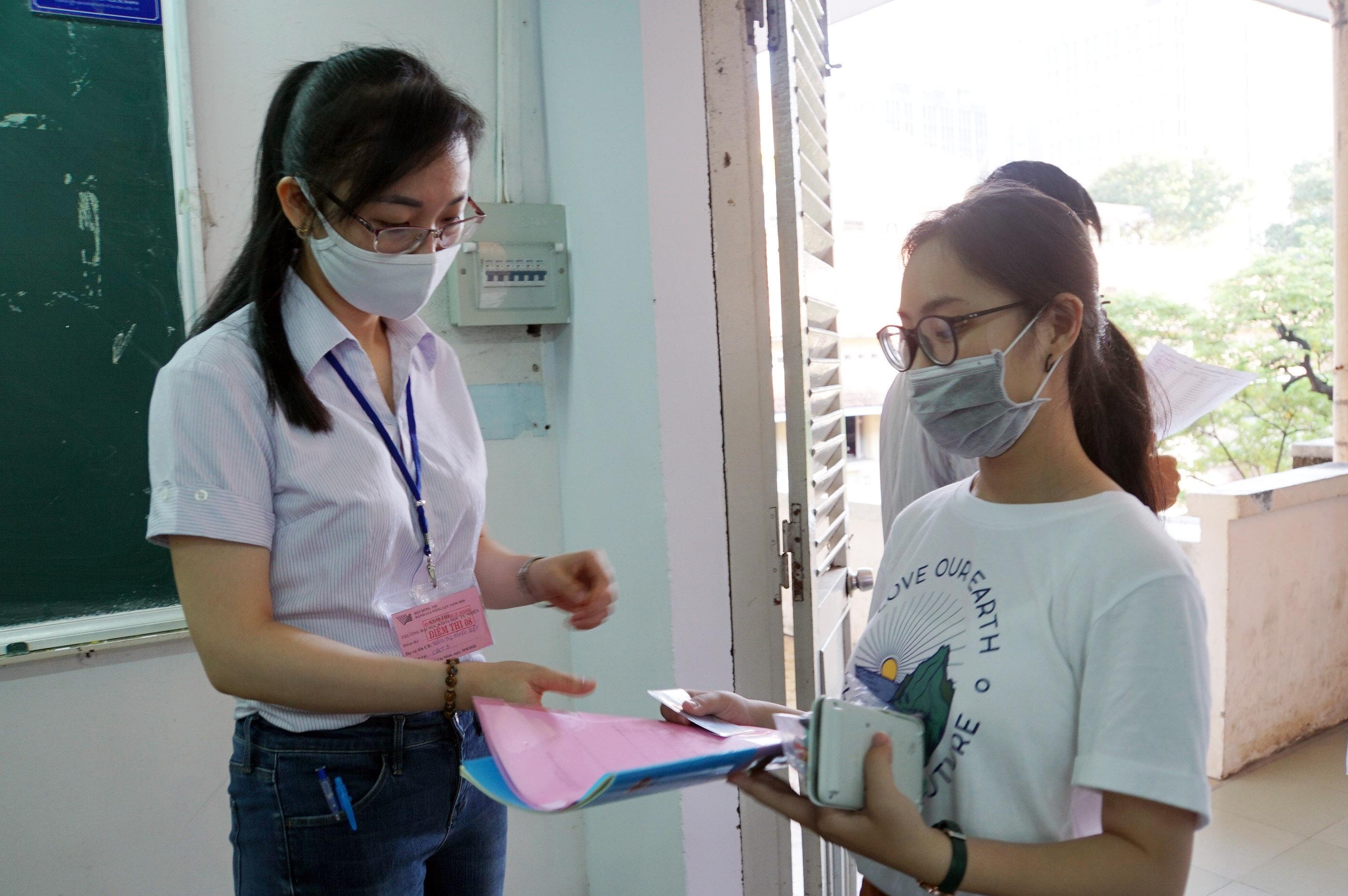 Hình ảnh thí sinh dự kỳ thi đánh giá năng lực của ĐH Quốc gia TP.HCM sáng ngày 30/8. Ảnh: internet.