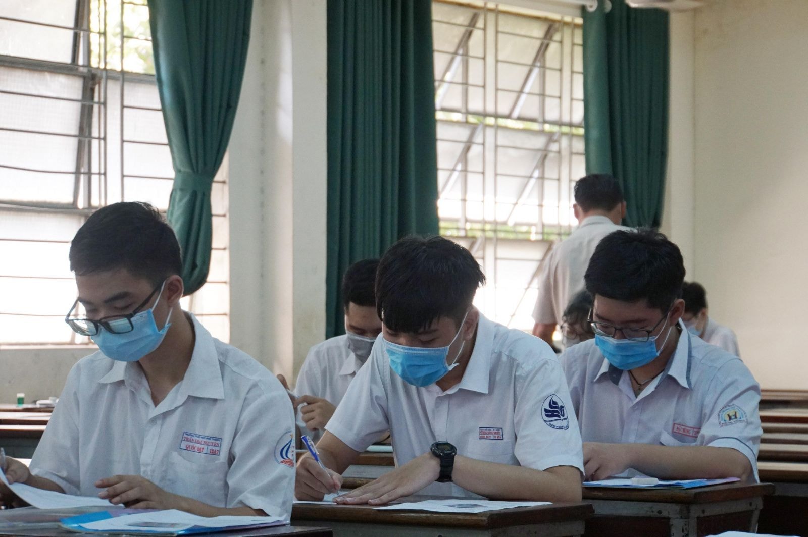 Các thí sinh thực hiện nghiêm các biện pháp phòng dịch COVID-19. Ảnh: internet.