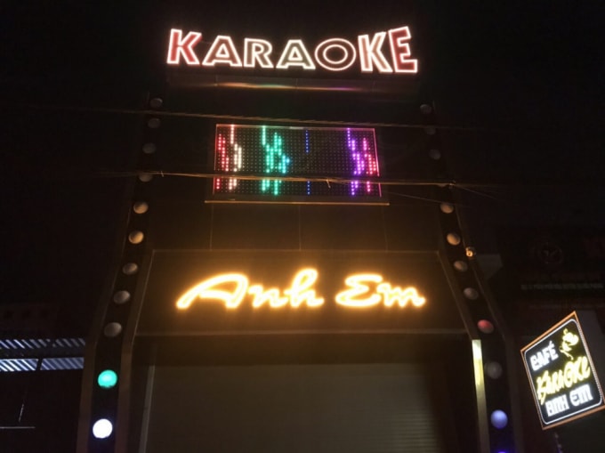 Quán karaoke Anh Em ở xã Ngũ Lão vẫn sáng đèn giữa mùa dịch. Ảnh: TL