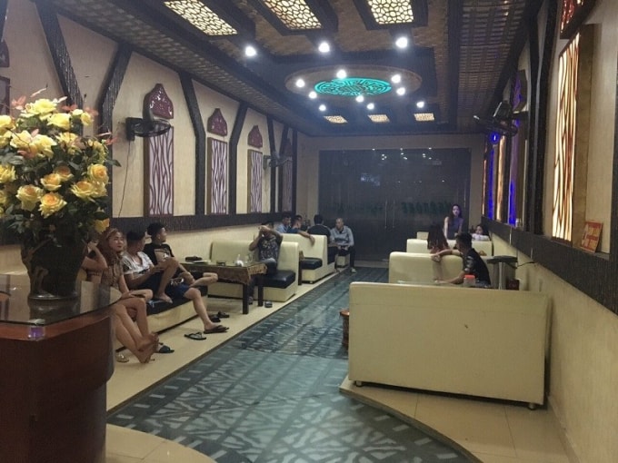 Rất đông khách hàng và nhân viên trong quán. Ảnh: TL.