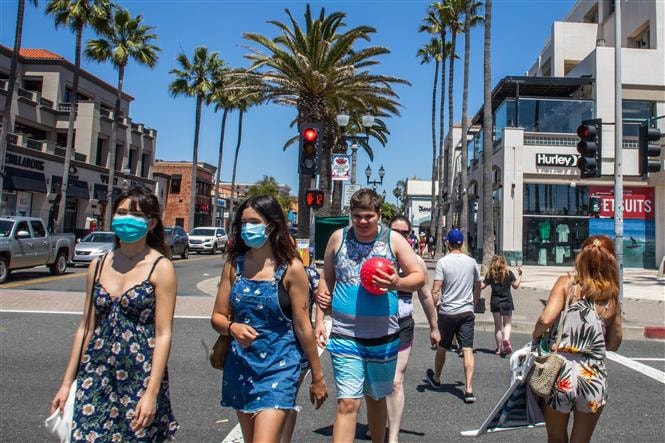 Nắng nóng trên bãi biển Huntington ở California (Mỹ) ngày 25/4/2020. Ảnh: AFP/TTXVN.