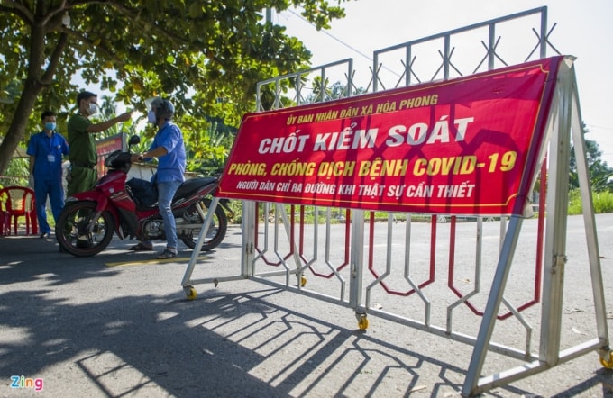 Chỉ có trường hợp cần thiết, người dân trong thôn mới được ra ngoài khu vực phong tỏa khi đáp ứng điều kiện an toàn phòng dịch. Ảnh: TL.