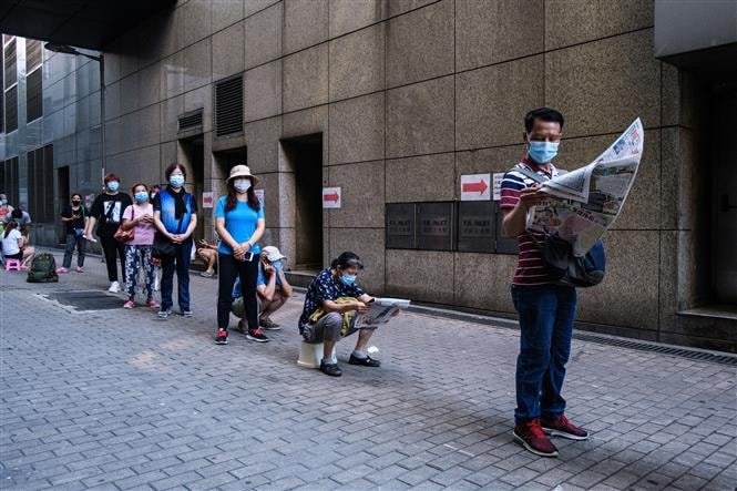 Người dân xếp hàng chờ xét nghiệm COVID-19 tại Hong Kong, Trung Quốc, ngày 29/7/2020. Ảnh: AFP/TTXVN.