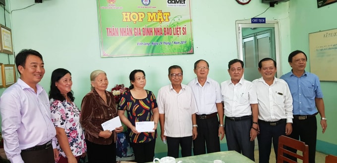 HNBVN cùng Báo Nhà báo & Công luận và Hội Nhà báo Vĩnh Long thăm và tặng quà cho thân nhân các nhà báo liệt sỹ tại Vĩnh Long.