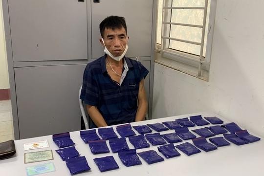 Đối tượng Cà Văn Đe và tang vật.